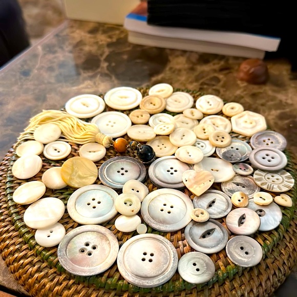 Buttons about 70 plus mother of pearl vintage buttons various sizes matching set - Picture 10 of 17